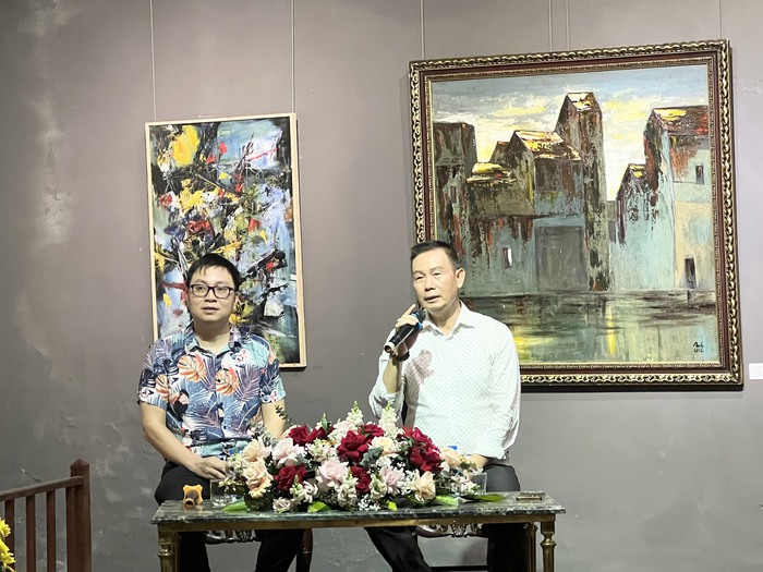 Tác giả Phạm Ngọc Định (bên phải) và nhà văn Nguyễn Đình Tú trong buổi ra mắt sách