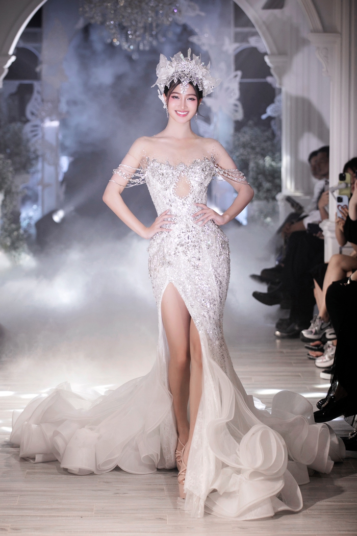 Hoa hậu Mai Phương diện đầm dài 3,5 mét nặng 12 kg của NTK Phạm Đăng Anh Thư - Ảnh 4.