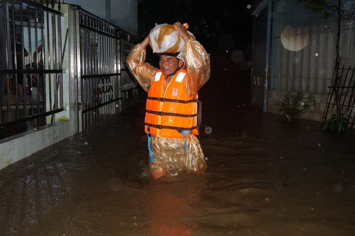 Nước lũ lại cuồn cuộn đồ về, người dân Đà Nẵng hối hả sơ tán giữa đêm khuya - Ảnh 4.