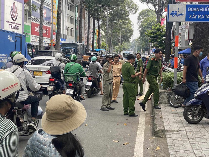 TPHCM: Người phụ nữ tử vong sau khi tông vào xích lô chở thanh sắt dài  - Ảnh 1.