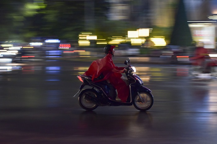 Người Hà Nội mặc áo rét, lấy khăn quàng, ăn ngô nướng trong gió lạnh đầu mùa - Ảnh 1.