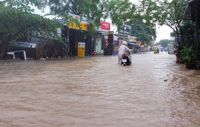 Đường phố Đà Nẵng thành sông sau mưa, người dân đẩy xe bì bõm về nhà - Ảnh 7.