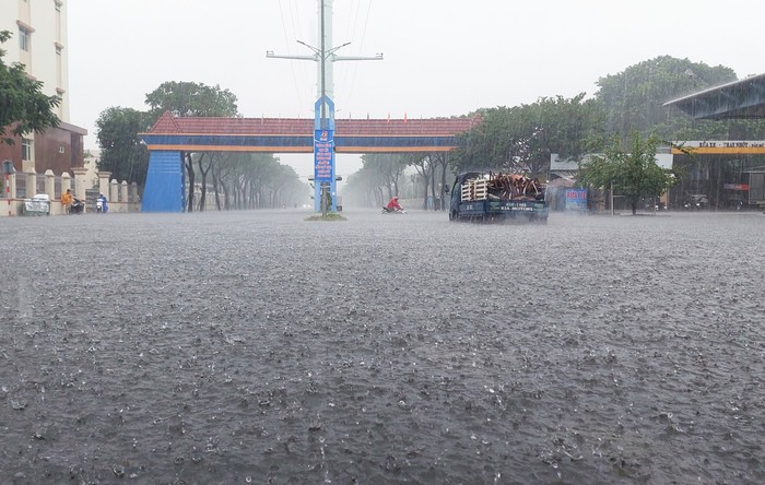 Đường phố Đà Nẵng thành sông sau mưa, người dân đẩy xe bì bõm về nhà - Ảnh 1.