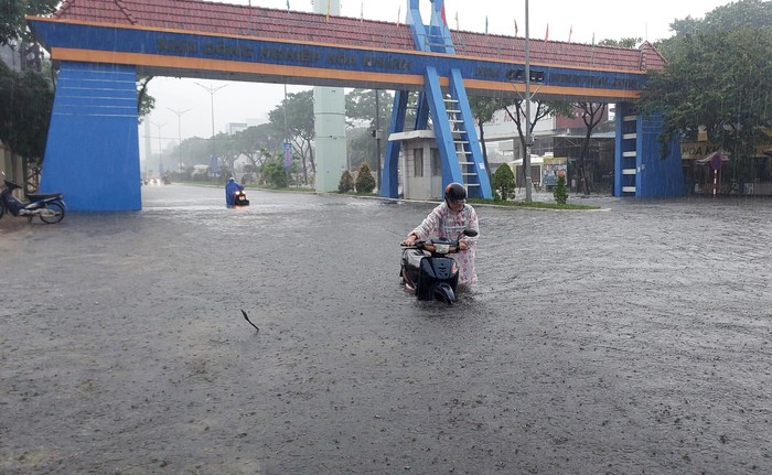 Đường phố Đà Nẵng thành sông sau mưa, người dân đẩy xe bì bõm về nhà - Ảnh 4.