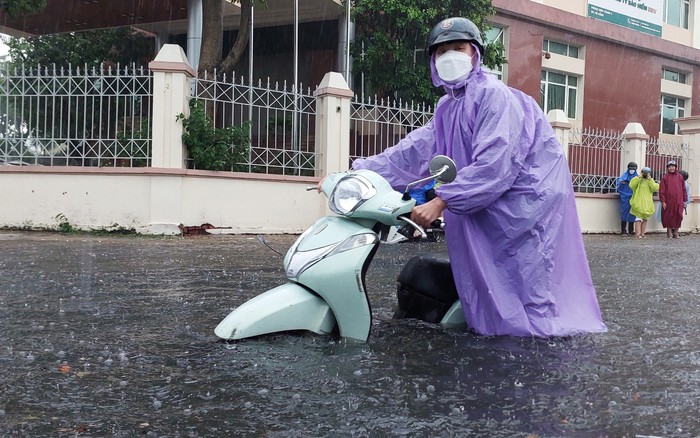 Đường phố Đà Nẵng thành sông sau mưa, người dân đẩy xe bì bõm về nhà - Ảnh 5.