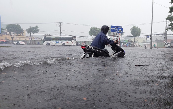 Đường phố Đà Nẵng thành sông sau mưa, người dân đẩy xe bì bõm về nhà - Ảnh 2.