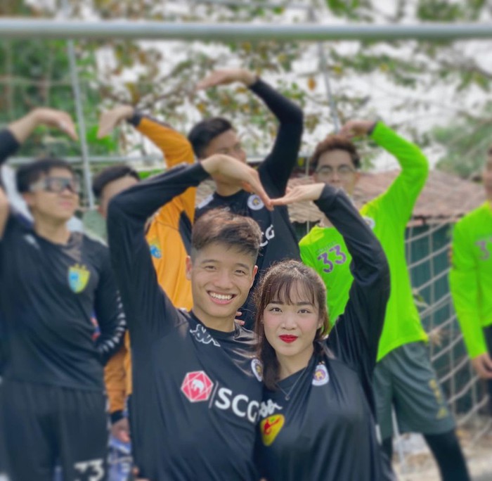 Cựu thủ môn U23 Việt Nam sắp lên xe hoa cùng cô giáo tiểu học và chuyện &quot;dẫn bạn về nhà mất cả em gái&quot; - Ảnh 8.