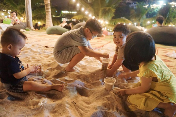 Hà Nội: Quán cafe “bãi biển” thu hút giới trẻ - Ảnh 7.
