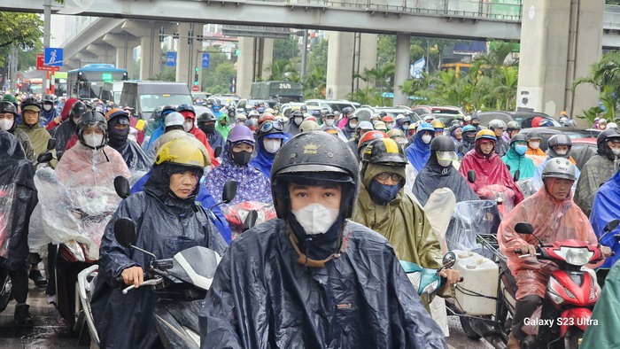 Hà Nội: Người dân vật lộn với tắc đường trong mưa lạnh- Ảnh 11.