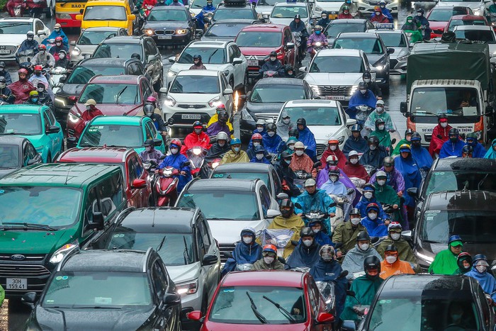 Hà Nội: Người dân vật lộn với tắc đường trong mưa lạnh- Ảnh 2.