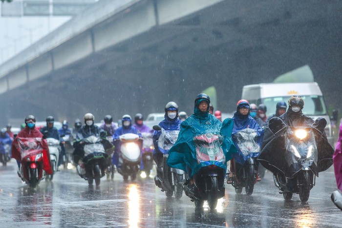 Hà Nội: Người dân vật lộn với tắc đường trong mưa lạnh- Ảnh 1.