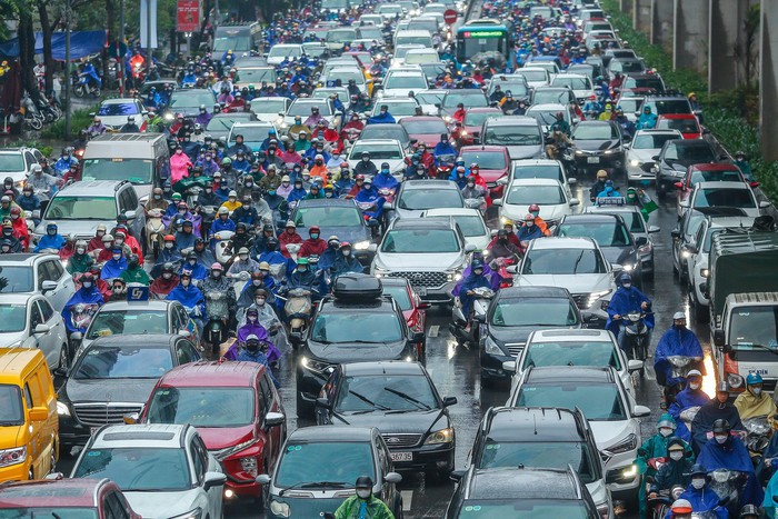 Hà Nội: Người dân vật lộn với tắc đường trong mưa lạnh- Ảnh 10.