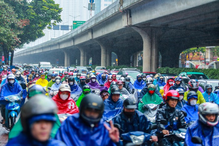 Hà Nội: Người dân vật lộn với tắc đường trong mưa lạnh- Ảnh 5.