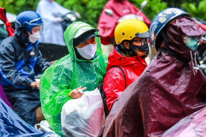Hà Nội: Người dân vật lộn với tắc đường trong mưa lạnh- Ảnh 7.