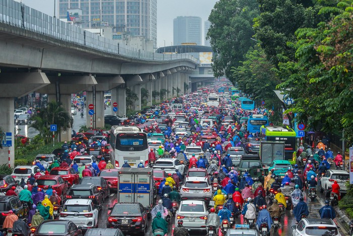 Hà Nội: Người dân vật lộn với tắc đường trong mưa lạnh- Ảnh 9.
