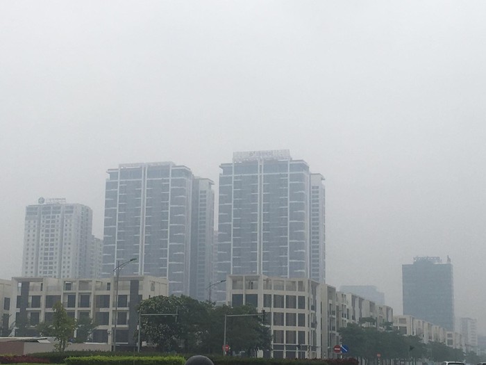 Giữa trưa, bầu trời Hà Nội vẫn chìm trong bụi mù dày đặc, chất lượng không khí ở mức rất xấu- Ảnh 3.