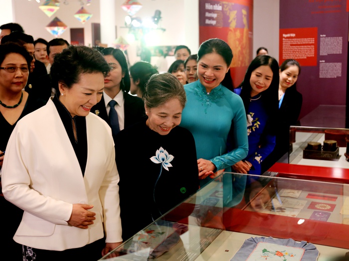 Phu nhân hai Tổng Bí thư thăm Bảo tàng Phụ nữ Việt Nam- Ảnh 2.