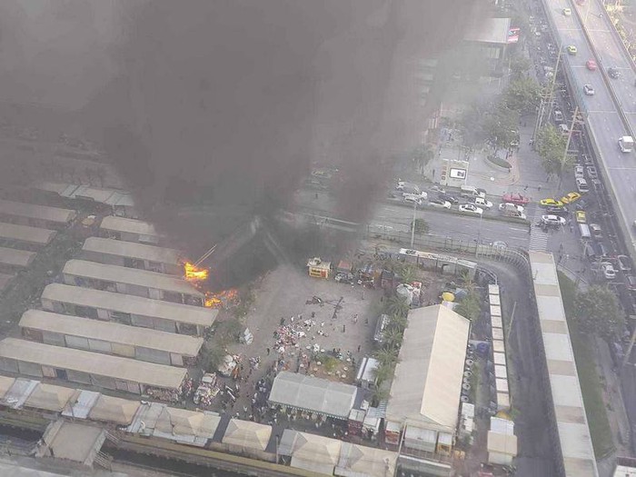 Clip, ảnh: Khung cảnh hiện trường vụ hỏa hoạn kinh hoàng tại Chợ đêm Jodd Fairs (Thái Lan) - Ảnh 5.