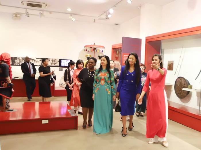 Hội LHPN Việt Nam đón tiếp phu nhân Phó Tổng thống nước Cộng hòa Nam Phi thăm Bảo tàng Phụ nữ Việt Nam - Ảnh 5.