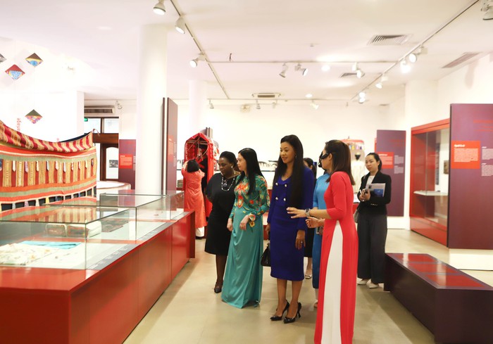Hội LHPN Việt Nam đón tiếp phu nhân Phó Tổng thống nước Cộng hòa Nam Phi thăm Bảo tàng Phụ nữ Việt Nam - Ảnh 3.
