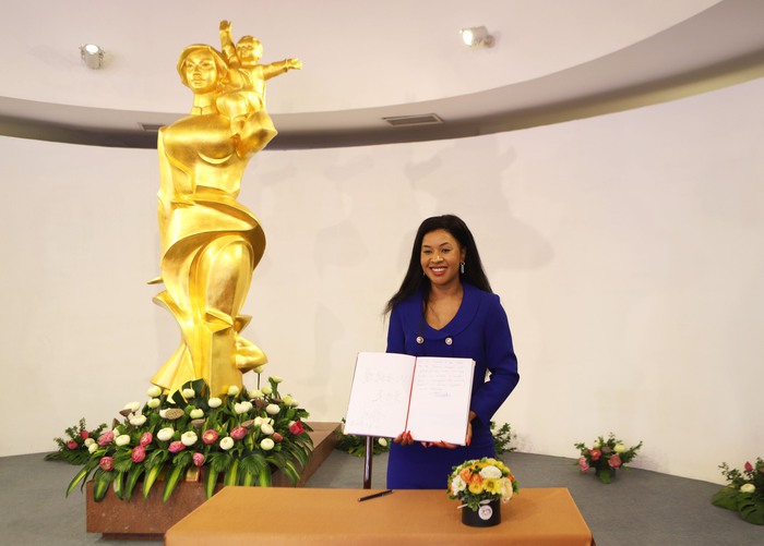 Hội LHPN Việt Nam đón tiếp phu nhân Phó Tổng thống nước Cộng hòa Nam Phi thăm Bảo tàng Phụ nữ Việt Nam - Ảnh 4.