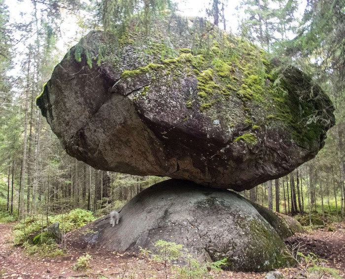 Kummakivi: Tảng đá thách thức "trọng lực" bí ẩn tại Phần Lan- Ảnh 1.