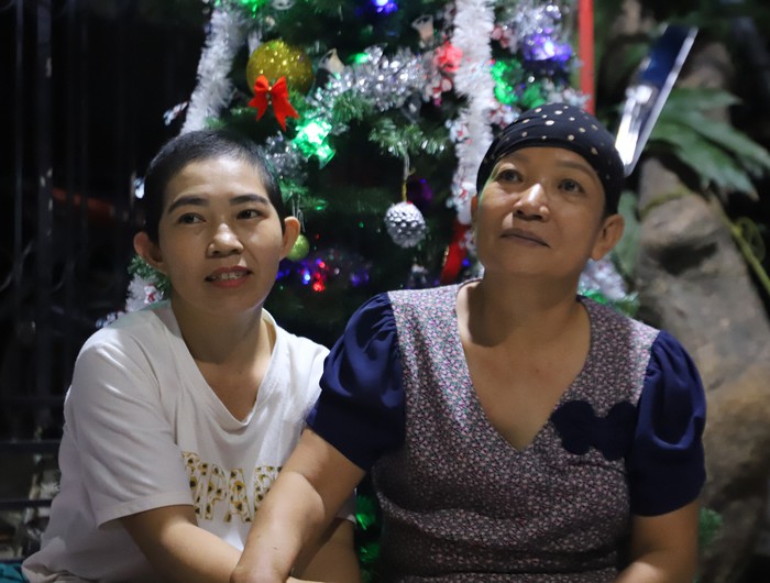 Cô Nguyễn Thị Năm (bên trái) cùng một người ở Nhà trọ Thanh Liên