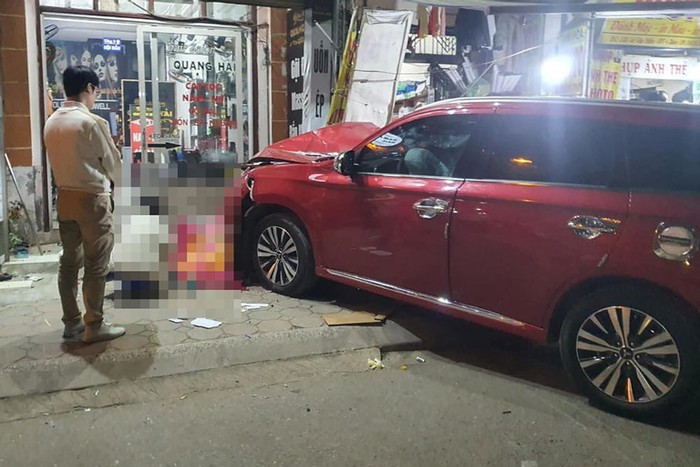Hà Nội: Tai nạn ô tô liên hoàn trước cổng Học viện Tài chính khiến 1 người bị thương, 1 người tử vong- Ảnh 1.