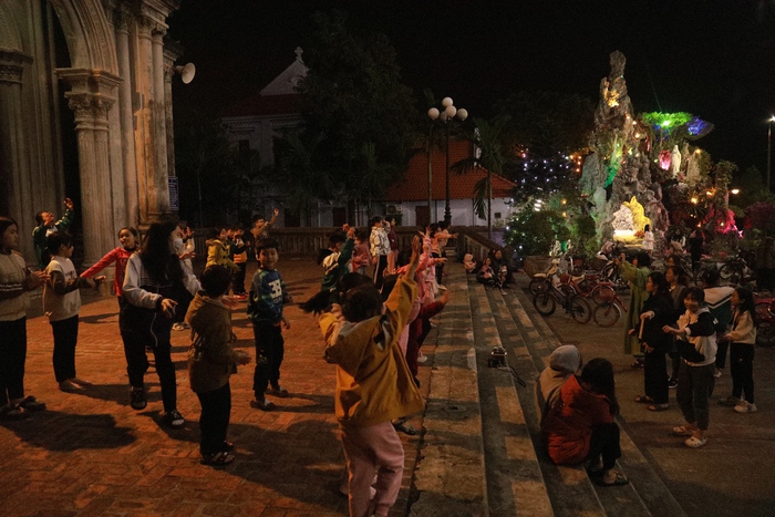 Các nhà thờ ở Hà Nội trang hoàng lung linh, lộng lẫy chào đón Giáng sinh 2023 - Ảnh 10.