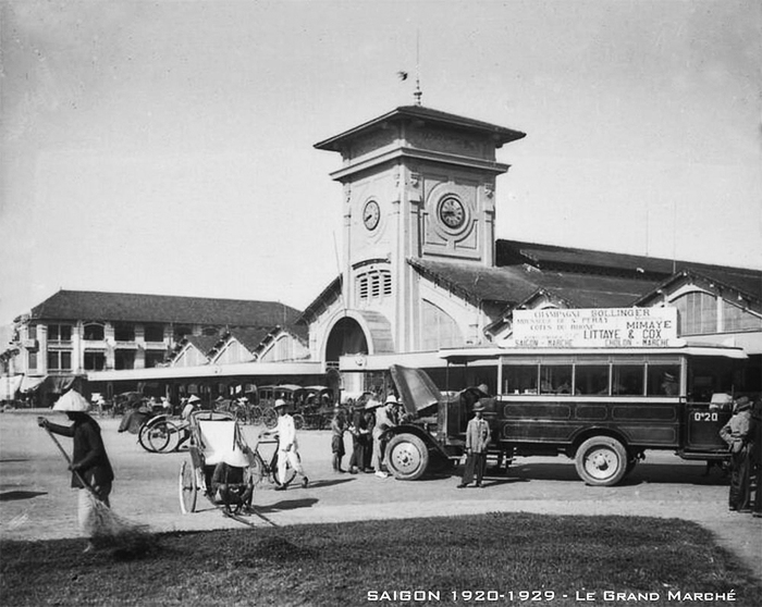 Xe đò trước chợ Bến Thành thập niên 1920 (hình minh họa trong sách)