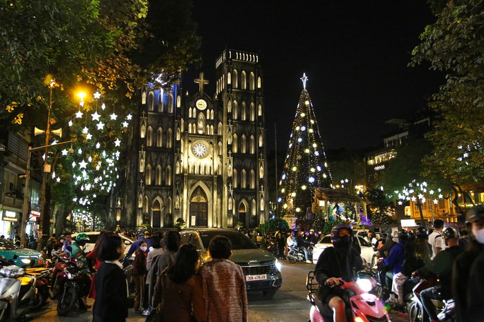 Các nhà thờ ở Hà Nội trang hoàng lung linh, lộng lẫy chào đón Giáng sinh 2023 - Ảnh 8.