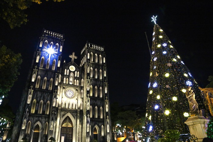 Các nhà thờ ở Hà Nội trang hoàng lung linh, lộng lẫy chào đón Giáng sinh 2023 - Ảnh 7.