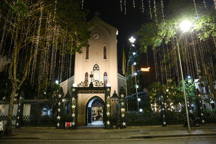 Các nhà thờ ở Hà Nội trang hoàng lung linh, lộng lẫy chào đón Giáng sinh 2023 - Ảnh 1.