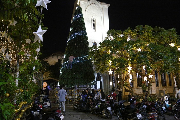 Các nhà thờ ở Hà Nội trang hoàng lung linh, lộng lẫy chào đón Giáng sinh 2023 - Ảnh 2.