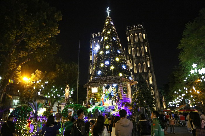 Các nhà thờ ở Hà Nội trang hoàng lung linh, lộng lẫy chào đón Giáng sinh 2023 - Ảnh 6.