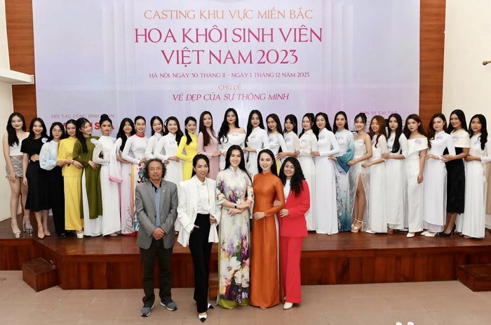 Hoa hậu Trúc Vũ (áo dài đứng giữa) cùng dàn giám khảo và thí sinh cuộc thi Hoa khôi Sinh viên Việt Nam 2023