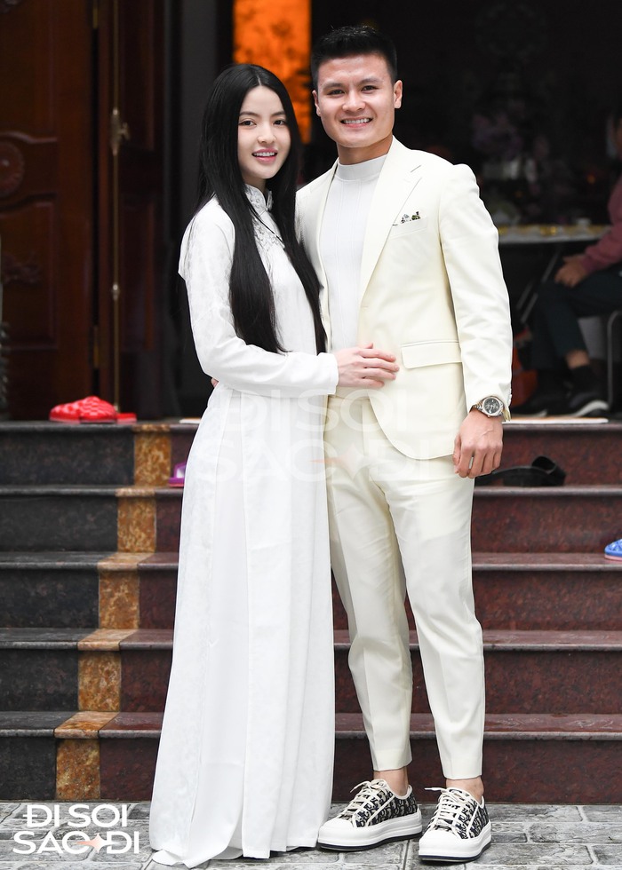 Ảnh độc: Quang Hải ôm Chu Thanh Huyền trong sân nhà vợ, visual xứng lứa vừa đôi- Ảnh 2.