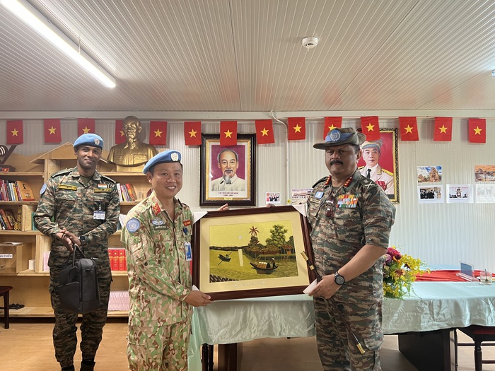Ngài Tư lệnh lực lượng quân sự Phái bộ UNMISS trao tặng giấy khen cho nữ quân nhân bệnh viện dã chiến - Ảnh 1.