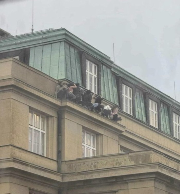 Khung cảnh hoảng loạn tại hiện trường vụ xả súng trường đại học tại Praha khiến ít nhất 39 người thương vong- Ảnh 4.