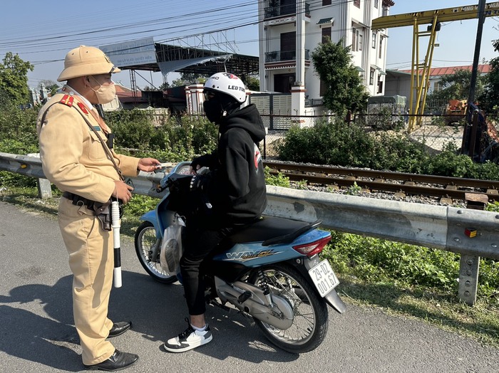 Hà Nội: CSGT ra quân cao điểm Tết, hàng loạt phương tiện vi phạm bị xử lý- Ảnh 2.