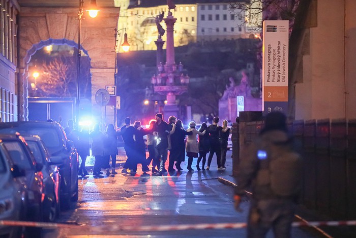 Khung cảnh hoảng loạn tại hiện trường vụ xả súng trường đại học tại Praha khiến ít nhất 39 người thương vong- Ảnh 7.