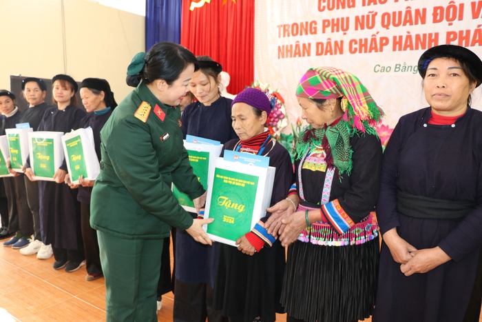 Ban Phụ nữ Quân đội tuyên truyền, vận động Nhân dân chấp hành pháp luật tại cơ sở - Ảnh 3.