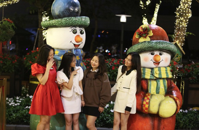 Đà Nẵng lạnh 19 độ đêm Noel, giới trẻ và du khách mặc áo ấm ra đường chụp ảnh- Ảnh 6.