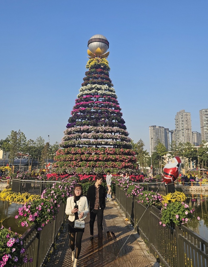 Điểm check-in hút khách dịp Tết Dương lịch tại làng hoa Xuân Quan- Ảnh 2.