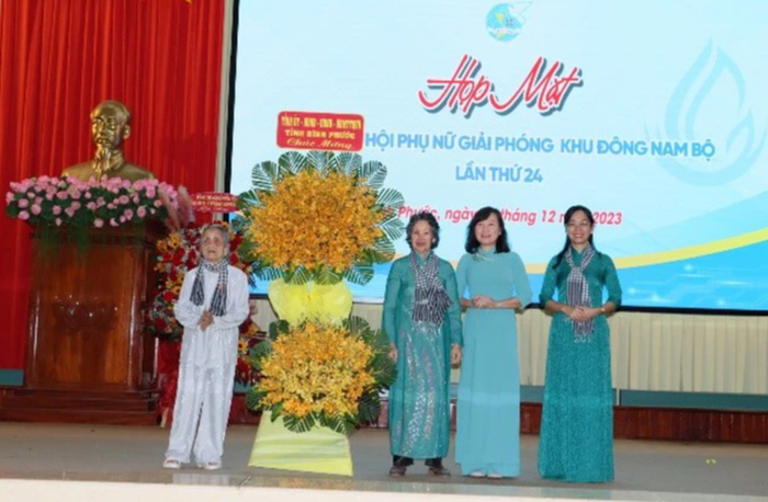 Bà Huỳnh Thị Hằng, Chủ tịch HĐND tỉnh Bình Phước tặng hoa chúc mừng buổi họp mặt. Ảnh: Hội LHPN tỉnh Bình Phước