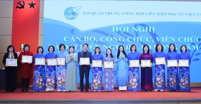 TƯ Hội LHPN Việt Nam khen thưởng tập thể, cá nhân có thành tích nổi bật năm 2023- Ảnh 1.