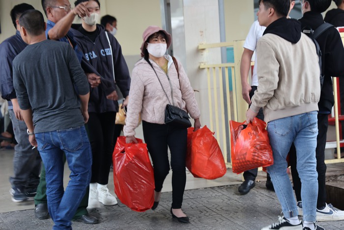 Hà Nội: Người dân lỉnh kỉnh hành lý rời Thủ đô về quê nghỉ Tết Dương lịch- Ảnh 19.
