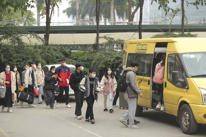 Hà Nội: Người dân lỉnh kỉnh hành lý rời Thủ đô về quê nghỉ Tết Dương lịch- Ảnh 1.