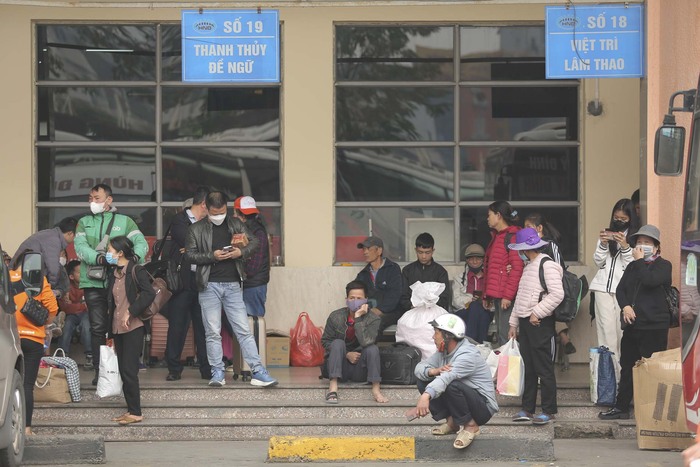 Hà Nội: Người dân lỉnh kỉnh hành lý rời Thủ đô về quê nghỉ Tết Dương lịch- Ảnh 2.