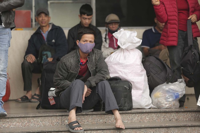 Hà Nội: Người dân lỉnh kỉnh hành lý rời Thủ đô về quê nghỉ Tết Dương lịch- Ảnh 7.